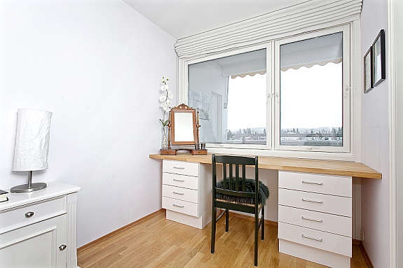 Nåværende eier har arbeidspult foran vindu på soverommet. Galleribilde