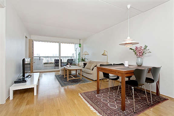 Utgang til balkong fra stuen. Stor vindusflate gir godt lys. Galleribilde