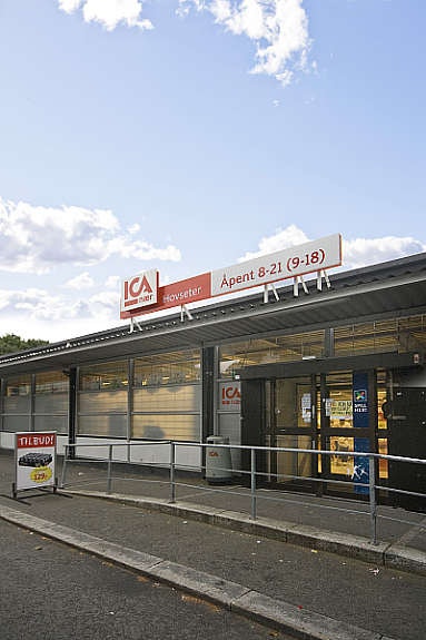Ica nærbutikk på Hovseter torg, og ved Huseby skole. Galleribilde