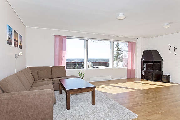 Lys og romslig stue med store vindusflater som gir gode lysforhold. Flott utsikt fra stuevindu. Galleribilde