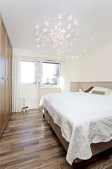 Nyoppusset og pent soverom i første etasje med utgang til balkong. Galleribilde