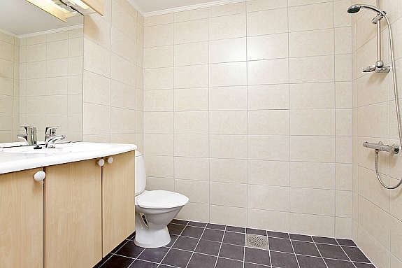 Nyoppusset bad i underetasjen. Varmekabler i gulv. Galleribilde