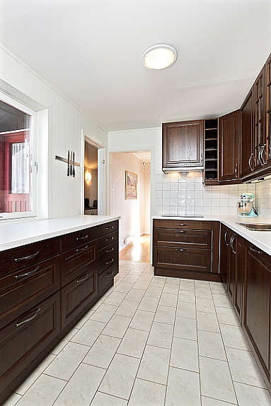 Nyere kjøkken med integrerte hvitevarer. Fliser mellom benk og overskap. Nedfelt keramisk koketopp. Galleribilde