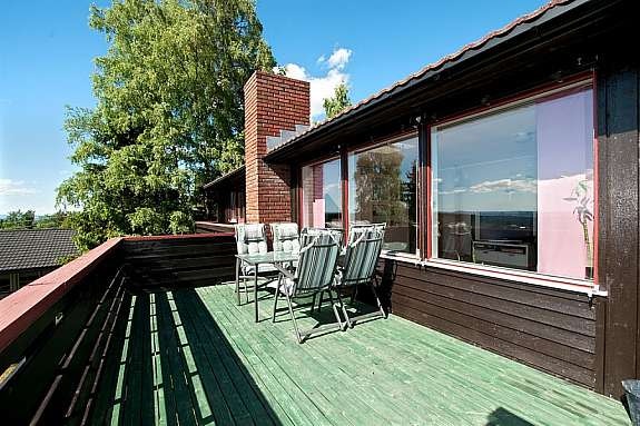 Fritt beliggende enebolig med meget flott utsikt og gode solforhold. Galleribilde