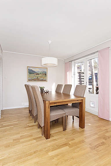 Spisestue og stue i åpen løsning. Utgang til terrasse fra spisestue. Galleribilde