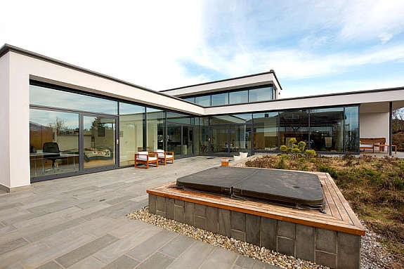 Fasade, terrasse og utvendig boblebad Galleribilde