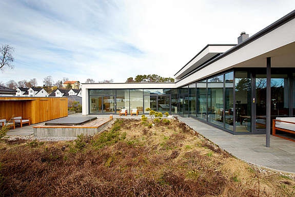 Fasade mot sydvest, utvendig jacuzzi og skiferbelagt terrasse Galleribilde