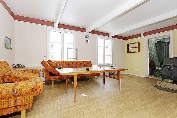 Stue med vedovn Galleribilde