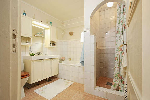 Bad med dusjnisje og badekar Galleribilde