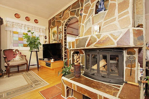 Peis med innsats på stue Galleribilde