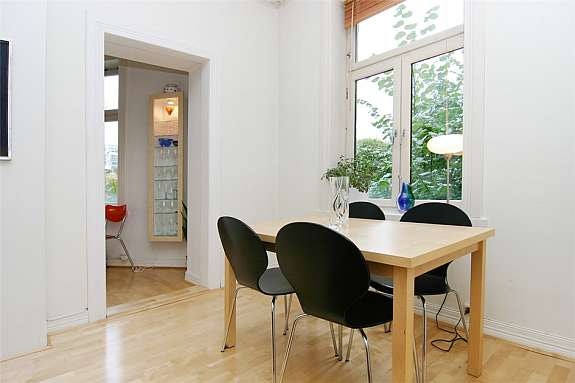 Spisestue mot kjøkken Galleribilde