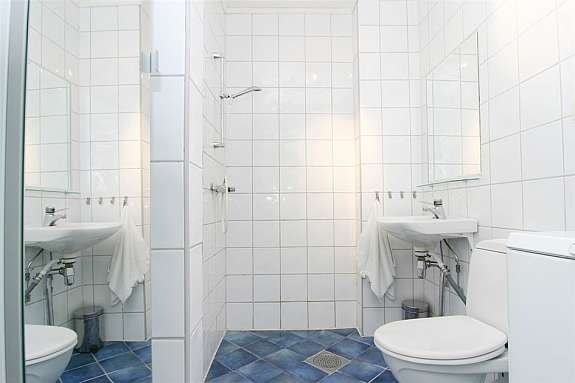 Baderom med plass til vaskemaskin Galleribilde