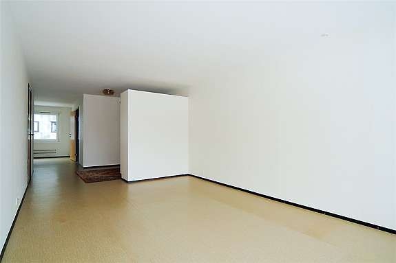 Stue mot entré og kjøkken Galleribilde