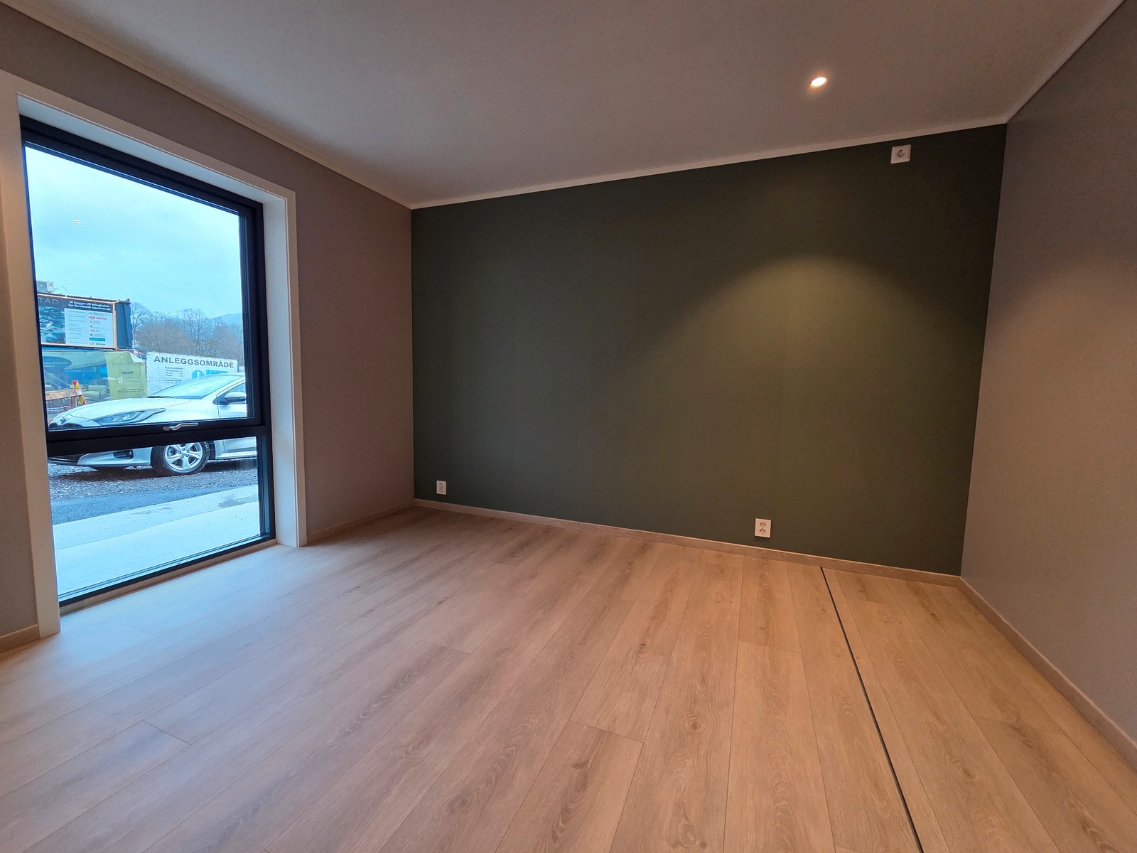 Soverom 1. Skyvedører med garderobe er montert opp i etterkant.