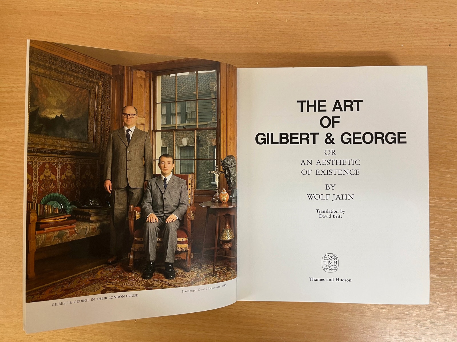 アート・デザイン・音楽 THE ART of GILBERT & GEORGE by Wolf Jahn The Art of Gilbert and George : Jahn, Wolf: Amazon.co.uk: Books