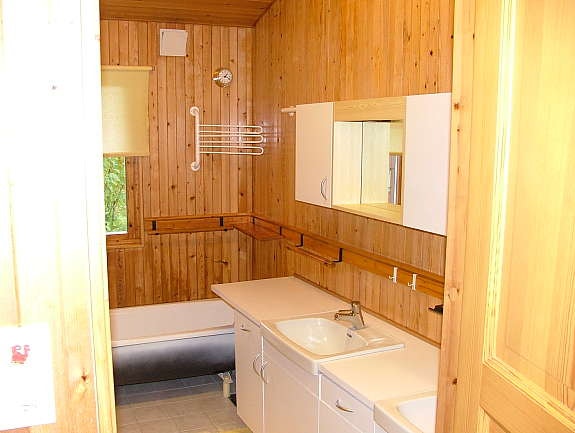 Bad med to servanter, badekar, dusj og wc. Galleribilde