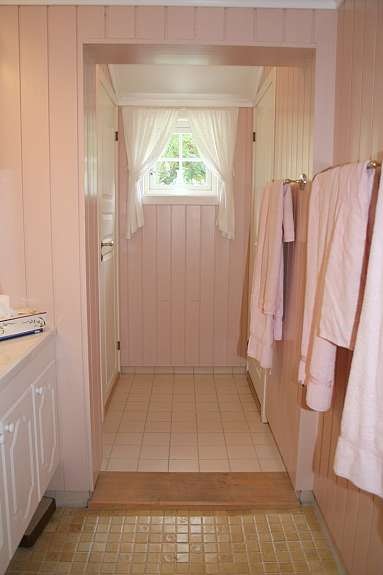 Bad med separat dusj- og toalettrom Galleribilde