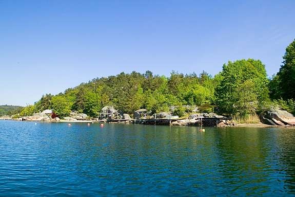Noe av eiendommen sett fra sjøen Galleribilde