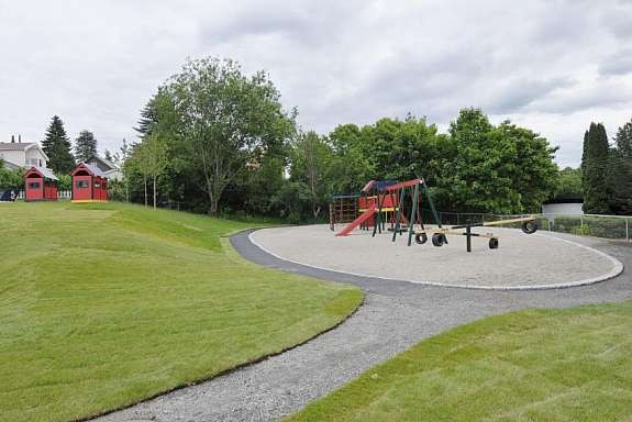 Barnehagen på andre siden av veien Galleribilde