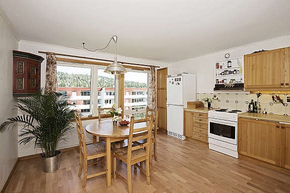 Hyggelig og god plass på spisekjøkkenet. Galleribilde