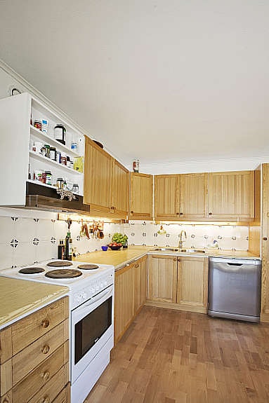 På kjøkkenet er det laminat benkeplate med nedfelt dobbelkum med ettgrepsbatteri. Opplegg for oppvaskmaskin. Kullfiltervifte. Galleribilde