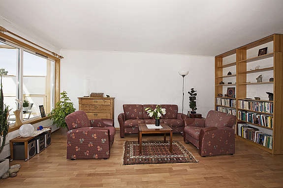 Stuen har nyslipte parkettgulv, samt isolerglass-vinduer fra 2002. Galleribilde