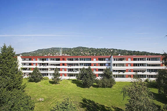 Flott utsikt fra kjøkkenet mot pene fellesområder, samt Holmenkollen. Galleribilde