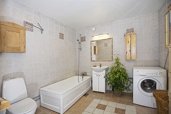 Pent flislagt bad fra 2008 med badekar og opplegg til vaskemaskin. Galleribilde