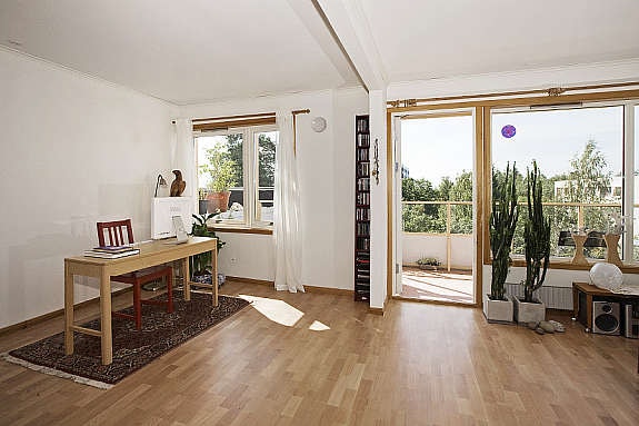 Fra stuen er det utgang til balkong. Galleribilde