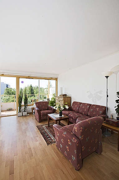 Stuen har mye lys med store vindusflater. Galleribilde