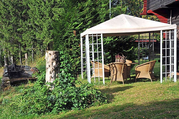 Uteplass ved stabburet Galleribilde