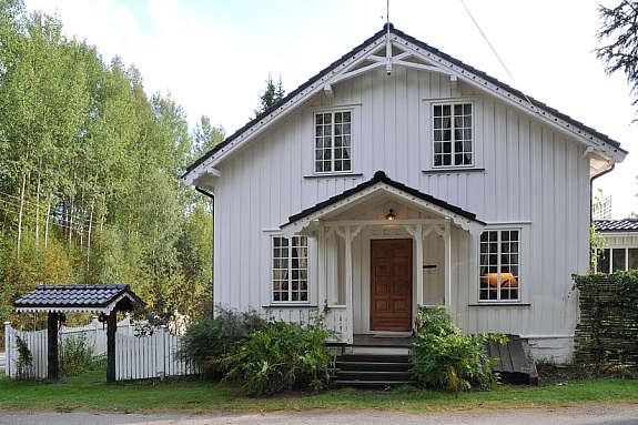 Fasade fra kjøkkeninngang Galleribilde