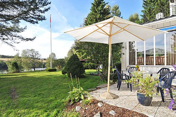 Uteplass med vinterhage Galleribilde