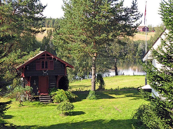 Stabbur, hage, elv Galleribilde