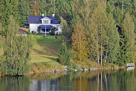 Fasade over elven mot bryggen Galleribilde