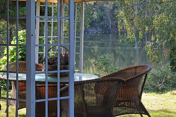 Uteplass med utsikt mot elven Galleribilde