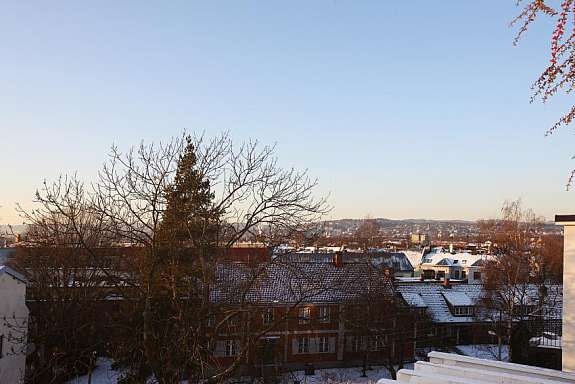 Utsikt mot nærmiljøet og Sørkedalen. Galleribilde