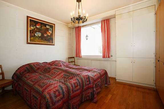 Hovedsoverom, vindu mot terrasse. Galleribilde