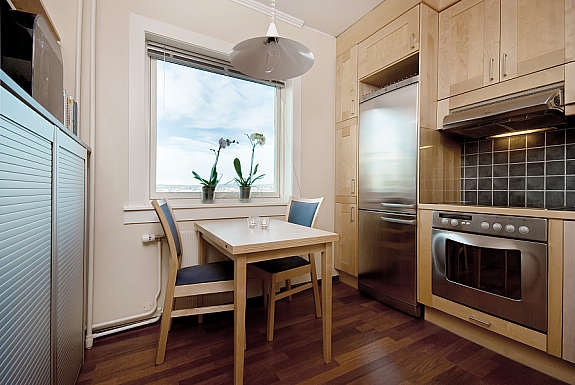 Komfyr, keramisk topp og oppvaskmaskin medfølger. Galleribilde