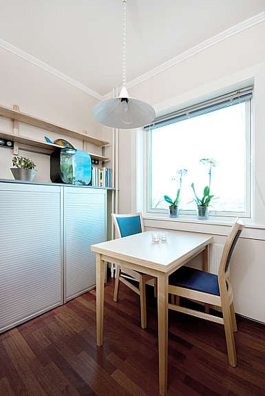 Spiseplass ved vinduet med utsikt over byen. Galleribilde