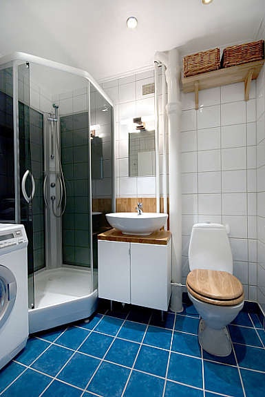 Delikat bad m/varmekabler, dusjkabinett og opplegg for vaskemaskin. Skapplass. Galleribilde