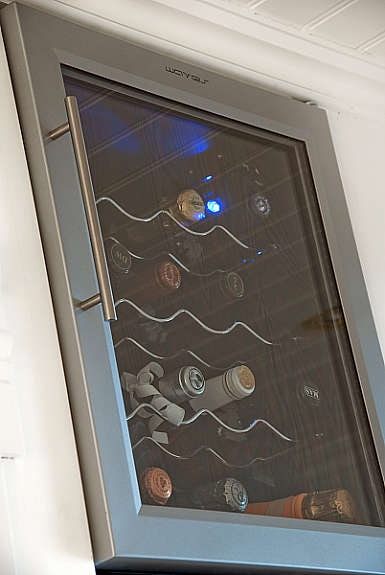 Integrert vinkjøleskap i gangen. Galleribilde