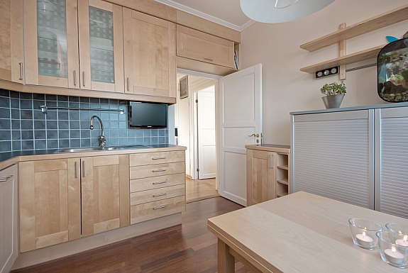 Lyst kjøkken med integrerte hvitevarer. Galleribilde