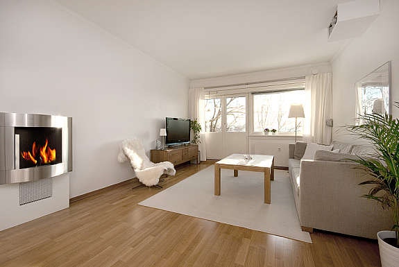 Romslig, lys stue. Utgang til balkong med fjordgløtt. Galleribilde