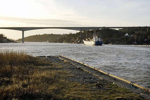 Utsikt fra brygga mot Kjøkøybrua Galleribilde