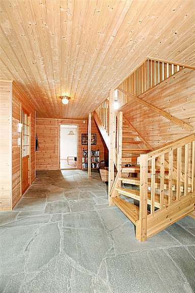 Fra hallen fører trappen opp til hovedetasjen Galleribilde