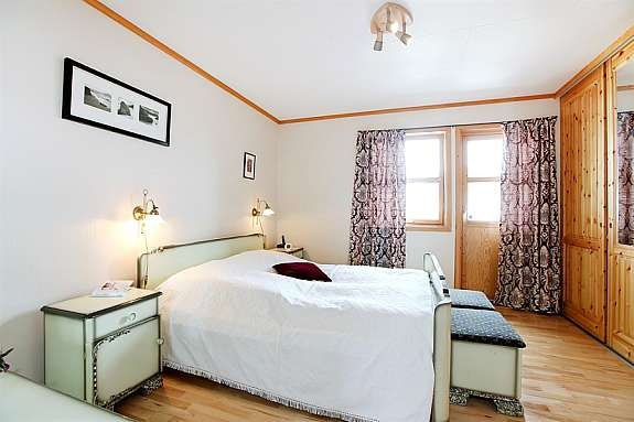 Soverom med god skapplass og utgang til veranda Galleribilde