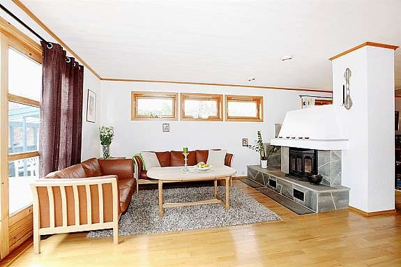 Peis med innsats og spisestuen ligger til høyre Galleribilde