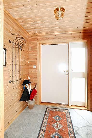 Romslig hall med skifer på gulvet Galleribilde