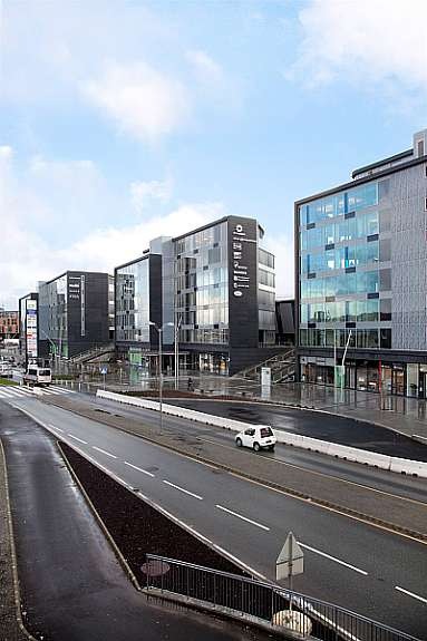 Det er kort vei til Viking stadion som også inkluderer butikksenter og næringsbygg/kontorer Galleribilde